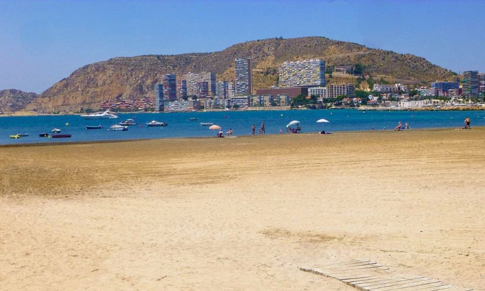 Пляж Альмадраба в Аликанте